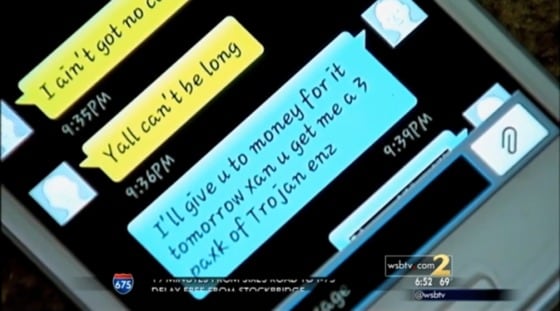  쿠엔틴 라이트(25) 미국 조지아 주 스톤 마운틴의 중학교 수학교사가 학생과 주고 받은 문자메시지 내용. 해당 학생은 라이트에게 돈을 줄테니 콘돔을 사달라고 부탁하고 있다. (WSBTV 캡쳐) ⓒ News1