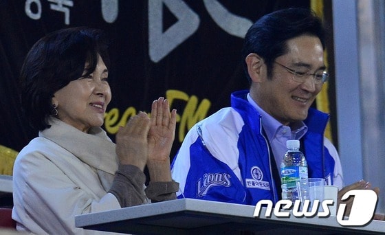 야구장을 찾은 이재용 삼성전자 부회장(오른쪽)과 홍라희 리움박물관 관장. ⓒ News1 손형주 기자