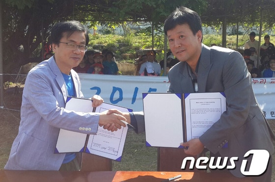 인간성회복운동추진협의회가 운영하고 있는 세종시 사랑의 일기 연수원은 25일 오전 연수원 운동장에서 대한예수교 장로회 세종 온누리교회와 업무제휴를 위한 협약식을 가졌다. 사진은 청소년 인성함양을 위한 업무협약을 체결한 뒤 고진철(오른쪽)연수원장과 선우권 목사가 기념사진을 찍고 있다.(인추협 제공) ⓒ News1