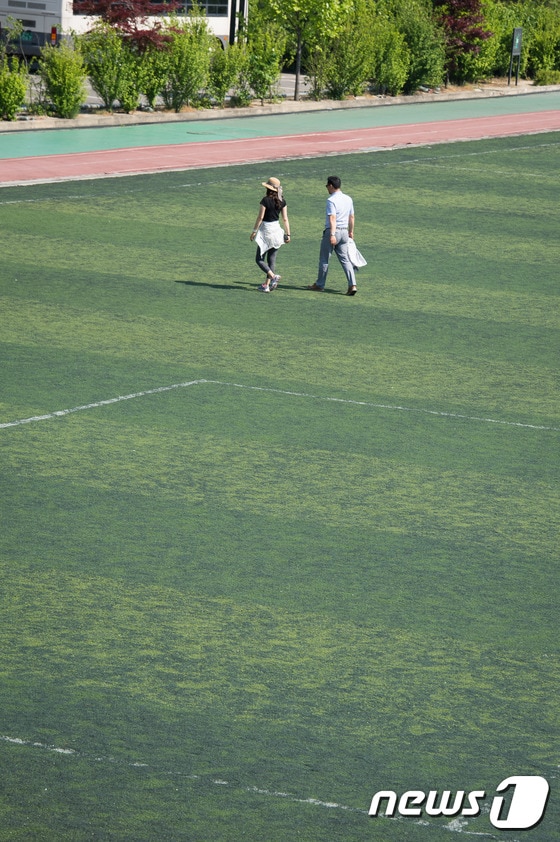 인조잔디가 깔려있는 한 학교 운동장 모습 ⓒ News1
