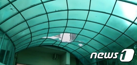 지난 25일 새벽 4시께 경기도 부천시 원미구의 한 아파트에서 세 자매가 사망하는 안타까운 사고가 발생했다. 세 자매중 2명은 12층 자택에서 투신해 사망했으며 1명은 자신의 방에서 숨진 채로 발견됐다. 사진은 투신한 자매가 떨어진 주차장 차광판의 모습.