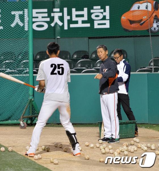 한화 이글스 김성근 감독이 지난달 26일 KIA 타이거즈와의 경기에서 패한 뒤 야간 특타 훈련을 진행하는 모습. ⓒ News1 신성룡 기자