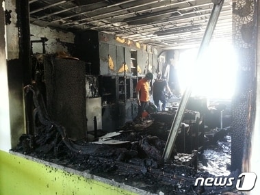 28일 오전 11시 25분께 충북 청주시 청원구 중앙중학교 과학실험준비실에서 화재가 발생해 교사와 학생 등 27명이 연기를 마셔 병원으로 옮겨졌다. 다행히 큰 부상자는 없는 것으로 전해졌다. ⓒ News1