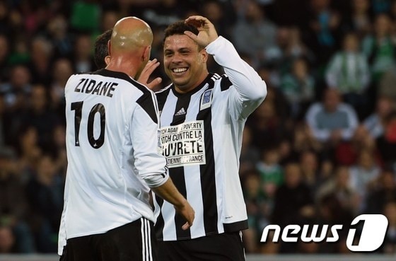 프랑스의 축구 영웅 지네딘 지단(왼쪽)과 브라질의 호나우두가 하이파이브를 하고 있다.ⓒ AFP=뉴스1