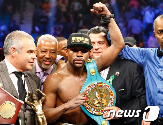 플로이드 메이웨더 주니어(38·미국)가 3일 미국 네바다주 라스베이거스의 MGM 그랜드 아레나에서 열린 매니 파퀴아오(37·필리핀)와의 &acute;세기의 대결&acute;에서 승리를 거뒀다.ⓒ AFP=News1