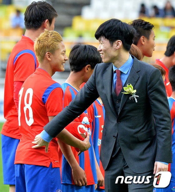박지성(오른쪽)이 한국 축구의 미래 이승우에게 의미 있는 충고를 전했다. ⓒ News1
