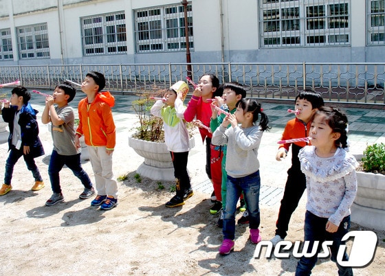 염포초등학교는 봄 단기방학동안 맞벌이 부모 학생 등 볼봄 공백기간이 발생한 학생들을 대상으로 과학교실을 운영했다. 2015.05.04/뉴스1 ⓒ News1 이상문 기자