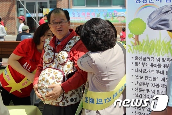 5일 &acute;청양어린이날 기념행사&acute;앞서 이석화 청양군수가 의료원에서 마련한 다자녀출산 홍보 부수에서 임산부 체험을 하고 있다.ⓒ News1조문현 기자