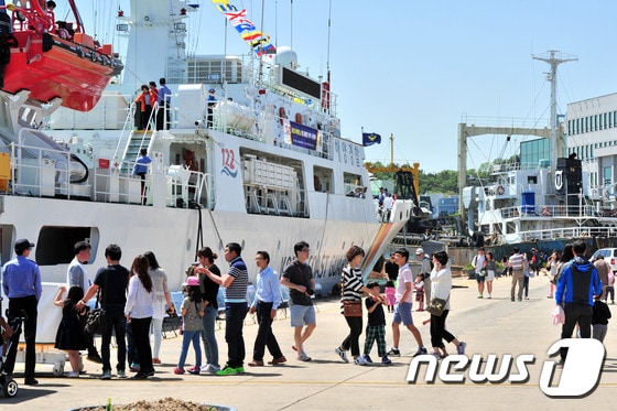 지난해 어린이날 경북 포항시 해경 전용부두에서 열린 함정 공개 행사를 찾은 관광객/뉴스1 자료ⓒ News1 최창호 기자
