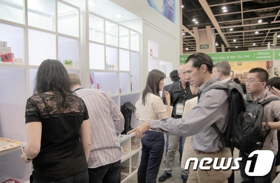 광주지역 디자인업체들이 최근 홍콩컨벤션센터에서 열린 ´홍콩 선물용품박람회 2015(Hong Kong Gift & Premium Fair 2015)´에서 바이어들과 상담을 벌이고 있는 모습.(광주디자인센터) 2015.5.6ⓒ News1