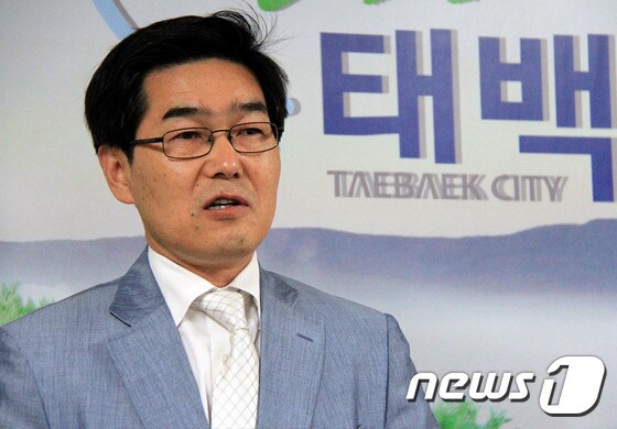 6일 강원 태백시청 브리핑룸에서 최종연 태백희망네트워크 대표가 기자회견을 하고 있다.  2015.05.06/뉴스1 ⓒ News1 하중천 기자