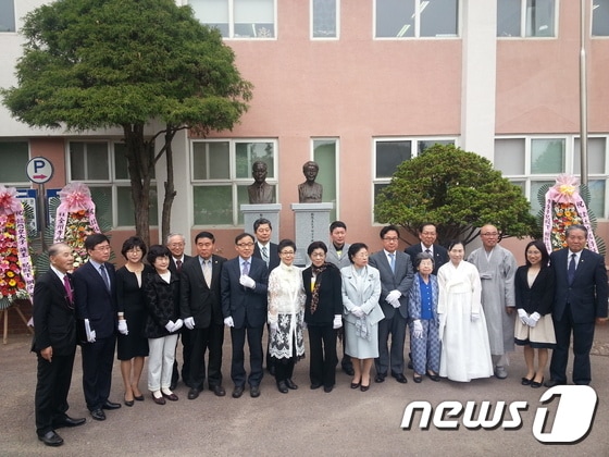 8일 자혜학교에서 열린 ´가혜 이방자 동상 제막식´에서 참석자들이 제막 후 기념촬영을 하고 있다. ⓒ News1