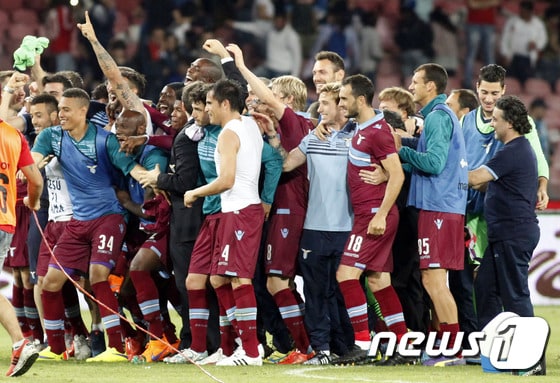 라치오가 1일(한국시간) 나폴리 산 파울로에서 열린 나폴리와의 2014-15 이탈리아 세리에A 최종전에서 4-2로 승리한 뒤 기뻐하고 있다. ⓒ AFP=News1