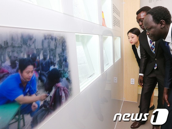 지난 2015년 6월12일 오전 부산 진구 개금동 인제대학교 의과대학 1층 로비에서 열린 &#39;고 이태석 신부 유품 전람회’에서 아프리카 수단 톤즈에서 이태석 신부의 제자로 있던 학생들로 인제대 의학과 2학년에 수학중인 &#40;오른쪽부터&#41;존 마옌, 토마스 타반 학생들과 인제대 의대 학생들이 신부님의 유품을 살펴고 있다. .2015.6.12/뉴스1 ⓒ News1