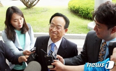 뇌물수수 등 혐의로 구속된 임각수 괴산군수.ⓒ News1 D.B