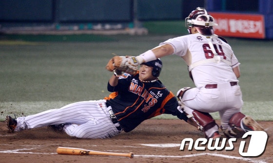 17일 오후 서울 목동야구장에서 열린 '2015 타이어뱅크 KBO 프로야구' 넥센히어로즈와 롯데자이언츠의 경기에서 롯데 5회초 2사 1,2루상황 김문호의 내야땅볼 때 홈을 파고드는 2루주자 손용석이 상대포수 유선정으로 부터 태그아웃되고 있다. 2015.6.17/뉴스1 ⓒ News1 이동원 기자