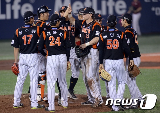 롯데 자이언츠가 19일 두산 베어스와의 원정 경기에서 4-3으로 역전승을 거뒀다. ⓒ News1 이동원 기자