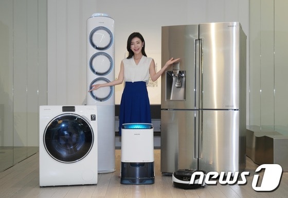 삼성전자 모델이 18일 삼성전자 수원사업장 생활가전동 프리미엄 하우스에서 &acute;인버터 컴프레서&acute;와 &acute;인버터 모터&acute;의 무상보증 기간이 10년으로 일원화된 삼성 생활가전 제품들을 소개하고 있다. (왼쪽부터 시계방향으로 WW900 세탁기, 스마트에어컨 Q9000, 셰프컬렉션 냉장고, 파워봇 로봇청소기, 2015년형 인버터제습기)ⓒ News1