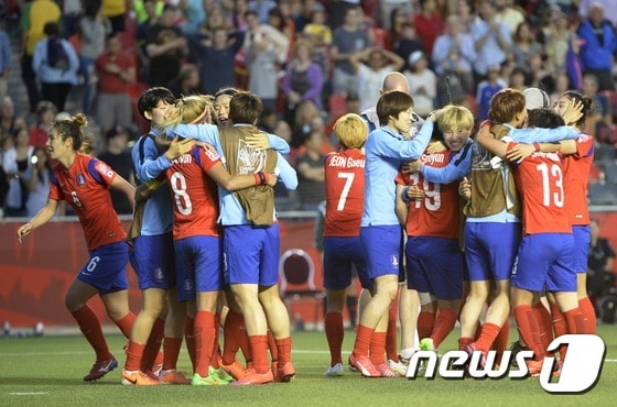 18일 오전(한국시간) 캐나다 오타와 랜스다운 경기장에서 열린 2015 캐나다 여자월드컵 조별리그 마지막 경기에서 스페인을 2:1로 누르고 16강에 오른 대한민국 선수들이 경기 종료 휘슬이 울린 후 서로 얼싸 안으며 기뻐하고 있다. 2015.6.18 로이터/뉴스1 ⓒ News1 이종덕 기자