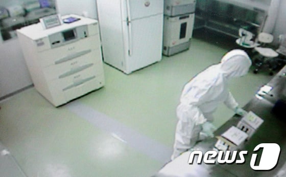 광주 보건환경연구원 실험실에서 연구원이 보호복을 입고 메르스 바이러스 검사를 하고 있는 모습 (보건환경연구원 CCTV) /ⓒ News1