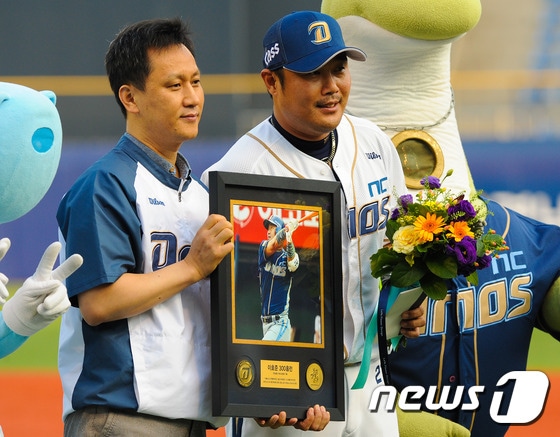 2015년 6월18일 NC 다이노스의 이호준은 KBO통산 8번째 300홈런을 기록했다/뉴스1 DB ⓒ News1 이승배 기자