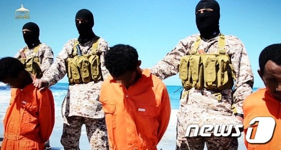 급진 수니파 무장세력 이슬람국가(IS)가 지난 4월 공개한 리비아에서의 에티오피아 기독교인 참수 장면.ⓒ AFP=뉴스1