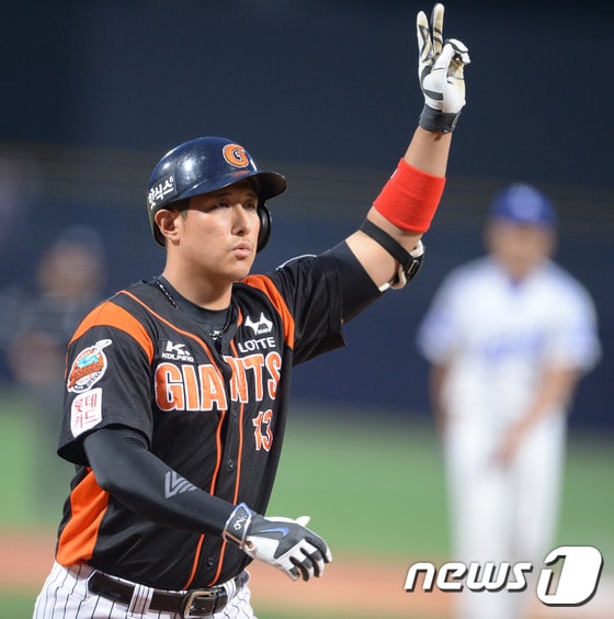 롯데 자이언츠 내야수 황재균이 예비 FA 효과를 보며 연봉 5억원에 재계약을 마쳤다. /뉴스1 ⓒ News1 이동원 기자