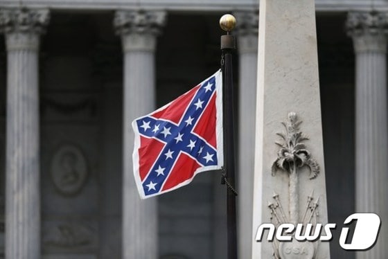 미국 사우스 캐롤라이나 주의회 건물 앞에 게양된 남부연합기/ 뉴스1=AFP