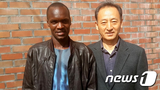 케냐 출신 마라토너 오주한(왼쪽)과 오창석 마라톤 코치. (오창석 국가대표 마라톤 코치 제공)2015.6.23/뉴스1 DB