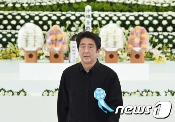 아베 신조(安倍晋三) 일본 총리가 23일 오키나와(沖縄) 이토만(糸満)시 평화기념 공원에서 열린 오키나와 전쟁 전몰자 추도식에 참석했다. ⓒ AFP=News1