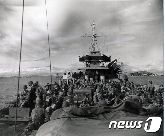 1950년 9월 17일 미 제7사단이 인천항에 상륙하기 위해 기다리고 있는 장면. (행정자치부 제공)