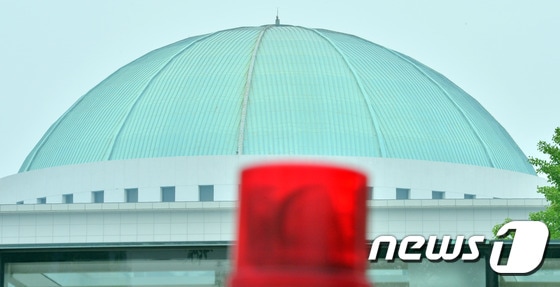 박근혜 대통령이 25일 국회법 개정안에 대한 거부권을 행사하면서 야당이 모든 국회의 의사일정 중단을 선언하는 등 국회가 혼란에 휩싸이고 있다. 25일 붉은색 경광등 뒤로 국회의사당의 돔이 보인다. 2015.6.25/뉴스1 ⓒ News1 김명섭 기자