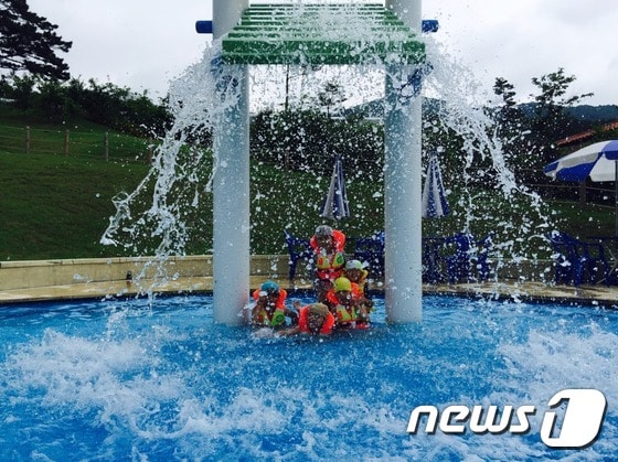 전북 고창웰파크시티(회장 이종균)가 지역내 아동양육시설 아동 180여명을 자사 종합 휴양 시설인 석정휴스파로 초대해 물놀이 시설을 무료로 제공했다. 석정 휴스파 물놀이 시설. ⓒ News1