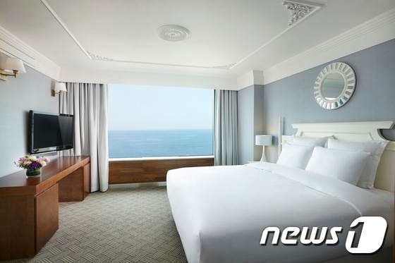 노보텔 앰배서더 부산의 디럭스오션룸.<노보텔 앰배서더 부산 제공>ⓒ News1