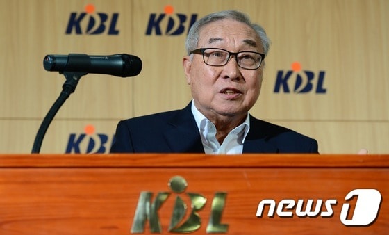 김영기 KBL 총재가 29일 서울 강남구 논현동 KBL 센터에서 기자회견을 갖고 최근 프로농구와 관련된 불법 스포츠 도박 및 승부조작 의혹에 대한 입장발표를 하고 있다. 2015.6.29/뉴스1 ⓒ News1 양동욱 기자