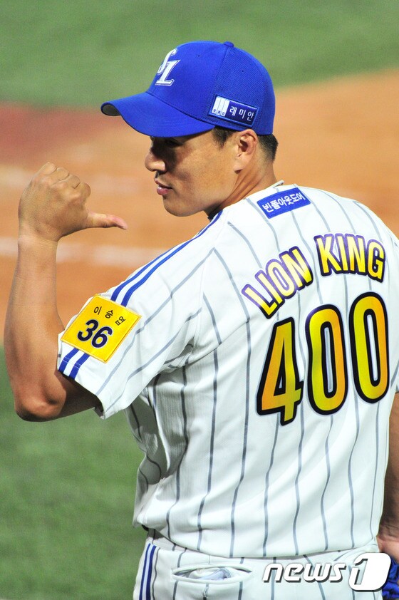 3일 오후 포항야구장에서 열리는 "2015 타이어뱅크 KBO 프로야구" 삼성라이온즈와 롯데자이언츠의 2차전에서 프로야구 사상 첫 400호 홈런을 기록한 삼성 이승엽이 라이온 킹 문구가 적힌 기념 유니폼을 입고 포토타임을 갖고 있다.2015.6.3/뉴스1 ⓒ News1 최창호 기자