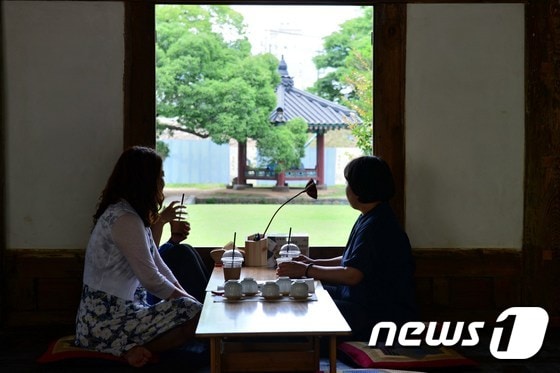 관광객들이 안회당에서 차를 마시고 있는 모습 ⓒ News1