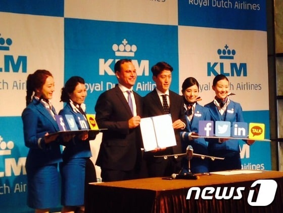 유밍씨 KLM 한국사업총괄 상무와 축구선수 이청용ⓒ News1