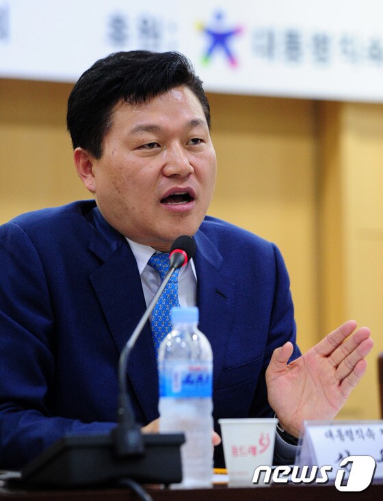 신용한 대통령직속 청년위원장이 4일 오후 전북 전주시 전북도청을 방문해 전북지역 청년일자리 확대와 활성화 정책 세미나에 참석해 토론을 하고 있다.2015.6.4/뉴스1 ⓒ News1 김대웅 기자