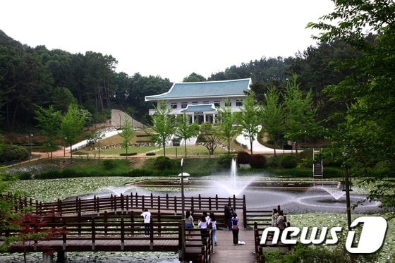 옛 대통령 별장 청남대의 ‘대통령 기록사업 준공기념식’이 4일 오후 청남대 대통령기념관에서 열렸다. 청남대 대통령기록관 전경. 사진제공=충북도.ⓒ News1