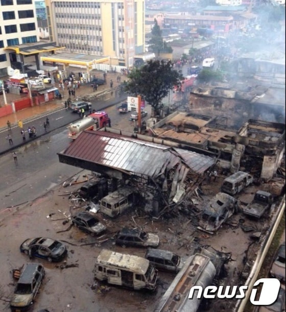 3일(현지시간) 폭발한 가나 수도 아크라의 주유소 모습.(출처=트위터)ⓒ 뉴스1