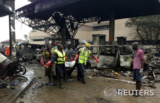 3일(현지시간) 밤 폭발사고가 발생한 가나 수도 아크라의 주유소에서 현지 소방관이 구조작업을 진행 중이다. ⓒ 로이터=뉴스1