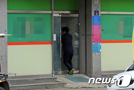 5일 오전 전북 순창에서 호남권 첫 중동호흡기증후군(MERS‧메르스) 양성 반응 환자가 머물렀던 병원에서 한 관계자가 병원으로 들어가고 있다.2015.6.5/뉴스1 ⓒ News1 김대웅 기자