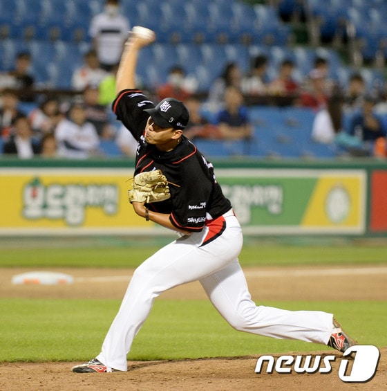 황재균의 FA 이적에 따른 보상선수로 kt 위즈에서 롯데 자이언츠로 이적하게 된 조무근. /뉴스1 DBⓒ News1 신성룡 기자