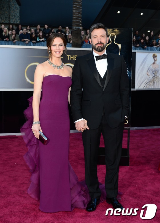 헐리우드 대표 커플 벤 애플렉(오른쪽)과 제니퍼 가너가 결혼 10년만에 이혼한다고 30일(현지시간) 밝혔다. 사진은 2013년 캘리포니아 할리우드에서 열린 제85회 아카데미 시상식 레드카펫에서의 모습이다. ⓒAFP=뉴스1