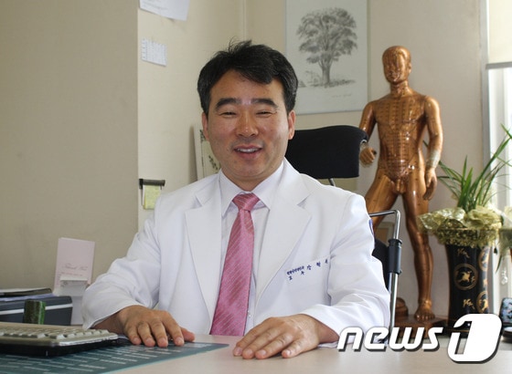 강형원 원광대 한의학전문대학원 한방신경정신과 교수가 6월 30일 제38주년 건강보험 및 제7주년 노인장기요양보험 기념식에서 보건복지부장관 표창을 받았다.ⓒ News1