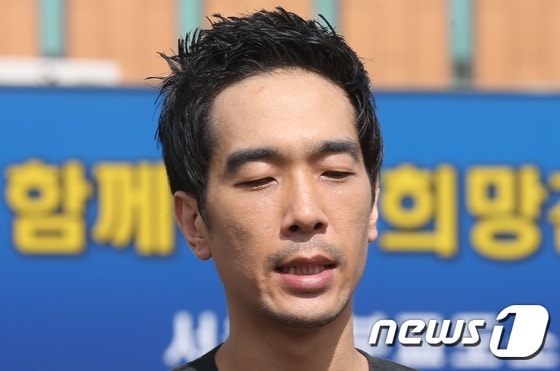 미성년자 성폭행 및 성추행 혐의로 구속된 그룹 룰라 출신 고영욱이 10일 오전 구로구 천왕동 서울남부교도소에서 복역을 마친 뒤 만기 출소하고 있다. 2015.7.10 스타뉴스 ⓒ 뉴스1