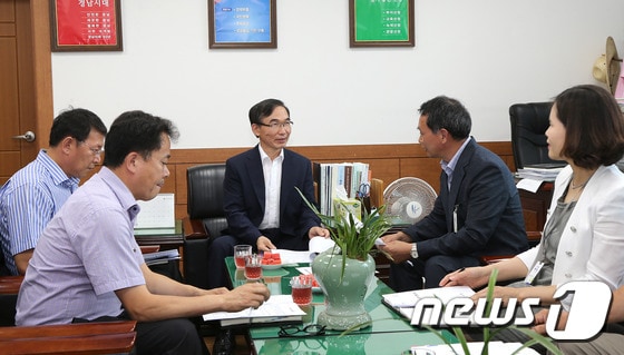 경남 산청군 박달호 신임 부군수가 지역의 현안 파악과 직원 소통을 위해 지난 8일부터 10일까지 3일간 산청읍과 10개면 순방을 마쳤다.(산청군 제공) 2015.07.10/뉴스1 ⓒ News1 박철 기자