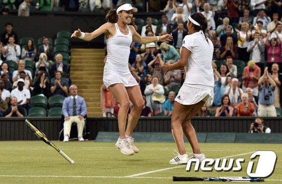 마르티나 힝기스(스위스·왼쪽)와 사니아 미르자(인도)가 12일(한국시간) 열린 윔블던 테니스 대회 여자복식 결승전에서 우승을 확정지은 뒤 기뻐하고 있다. ⓒ AFP=News1