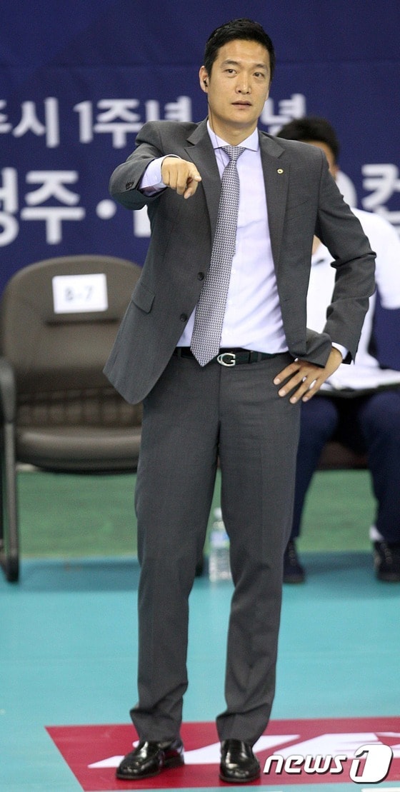 우리카드 김상우 감독이 10일 서울 장충체육관에서 현대캐피탈을 3-2로 꺾고 하나된 선수들을 칭찬했다. ⓒ News1 이종덕 기자